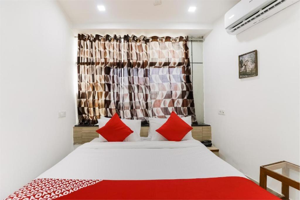 Hotel Veejay Ahmedabad Esterno foto